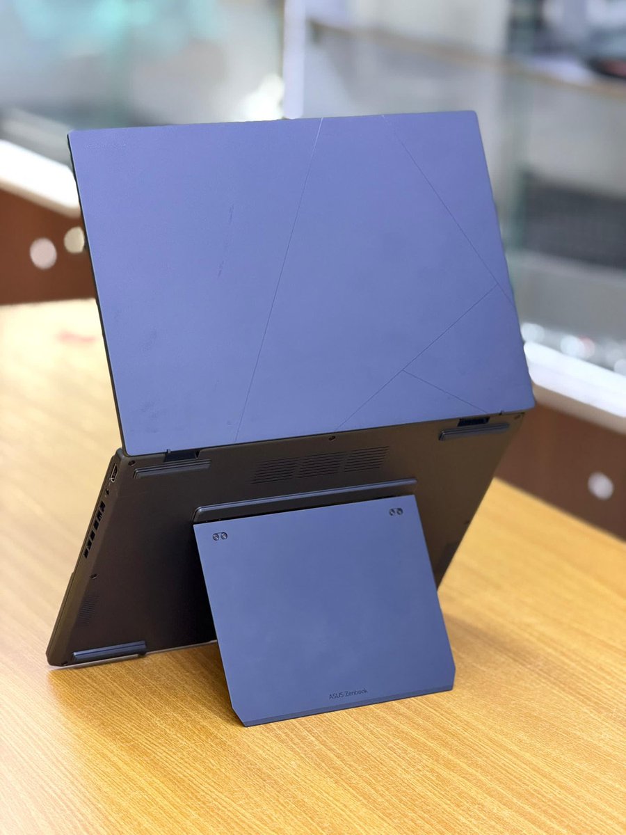 ChefDrStrange1's tweet photo. Only asus has this.    Dual 14 inches machine and i have in stock too. 😂😎😎😎

653080403 

Price is 1.050,000. 

Money wey no get use 😎

Dont tell me its price for plot or car. https://t.co/OCNpnArIUg