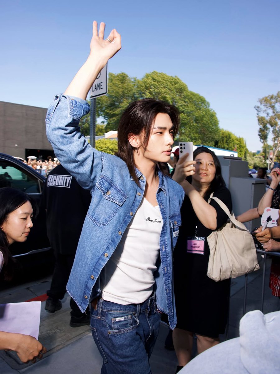 HHJCentral's tweet photo. Hyunjin via celebrity photographer Miles Diggs

HYUNJIN AT GUESS JEANS LA
#HYUNJIN_GUESSJeansMelrose https://t.co/Bq0dAfVIqQ