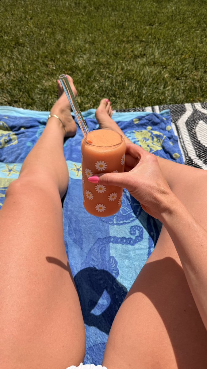 Jessii_Fitt's tweet photo. Sunshine, a good book, an organic smoothie, and alll the peace a girl needs. https://t.co/nnFsKkFQeO
