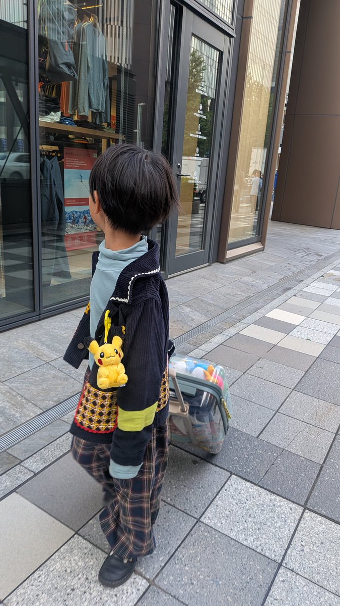 fchan_mt's tweet photo. いつぞやの東京旅行。
やばい、カメラのデータは移せてもない😂
ポケセンでゲットしたピカ様✨ https://t.co/C6uVadfoda