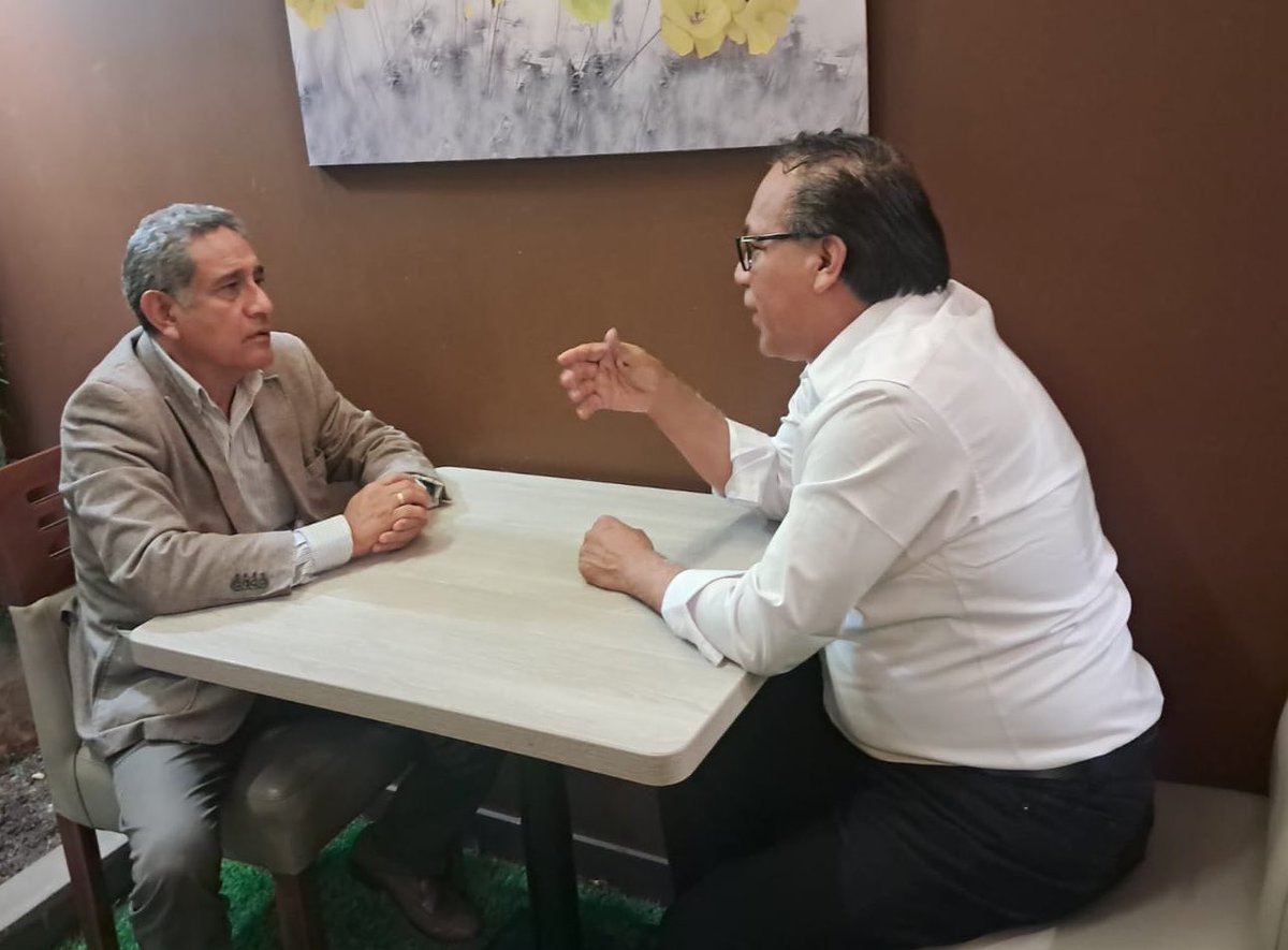 RobertoSanchP's tweet photo. Saludo Ia trayectoria y liderazgo de @MesiasGuevara su apoyo político y patriota agrega esperanza a la recuperación de la democracia, justicia y desarrollo del País. 07 de junio día democracia la resistencia y la dignidad https://t.co/hXqSVnolak