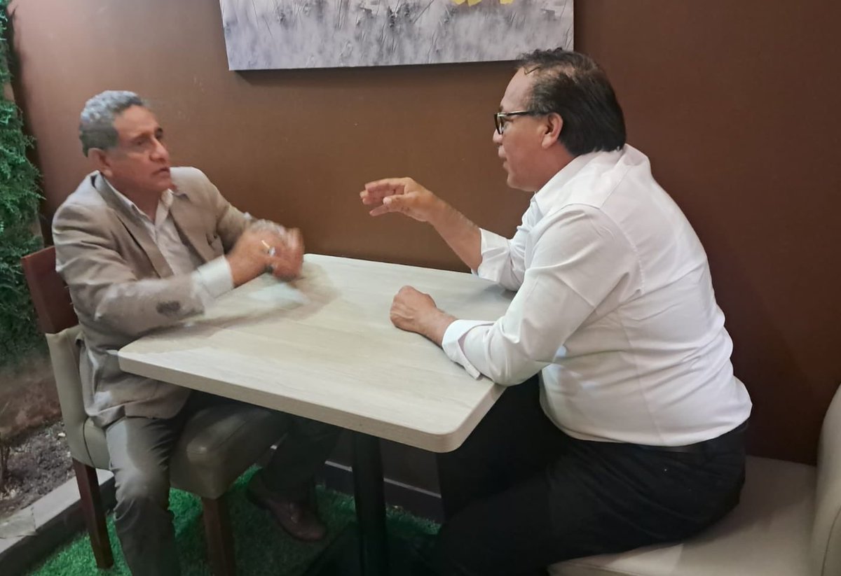 RobertoSanchP's tweet photo. Saludo Ia trayectoria y liderazgo de @MesiasGuevara su apoyo político y patriota agrega esperanza a la recuperación de la democracia, justicia y desarrollo del País. 07 de junio día democracia la resistencia y la dignidad https://t.co/hXqSVnolak