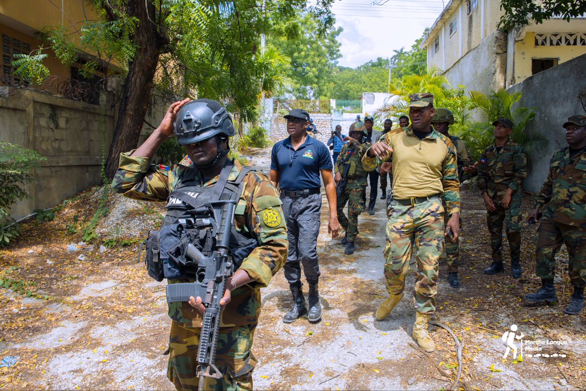 MarcheLongue's tweet photo. Ce jeudi 4 Juin 2026, le ministre de la Défense, Mario Andrésol, a effectué une visite à la base du CORGE/FAD’H au Bicentenaire, à Port-au-Prince, afin d’évaluer les infrastructures de l’unité et d’échanger directement avec les militaires qui y sont affectés. Cette démarche de proximité, affirme-t-il, a permis de recueillir leurs préoccupations, de constater leurs conditions de travail et de réaffirmer l’attention portée par les autorités aux besoins des soldats engagés dans l’accomplissement de leur mission.

Poursuivant sa tournée sur le terrain, le ministre s’est également rendu au centre-ville de Port-au-Prince, au contact des militaires déployés, en première ligne, dans les opérations de consolidation. Cette visite au plus près des zones d’intervention a permis, selon le ministre, d’apprécier les progrès réalisés dans la reconquête et la sécurisation des espaces stratégiques, tout en saluant la détermination des soldats engagés en première ligne aux côtés des autres forces de sécurité engagés sur le terrain.

#MarcheLongueMedia