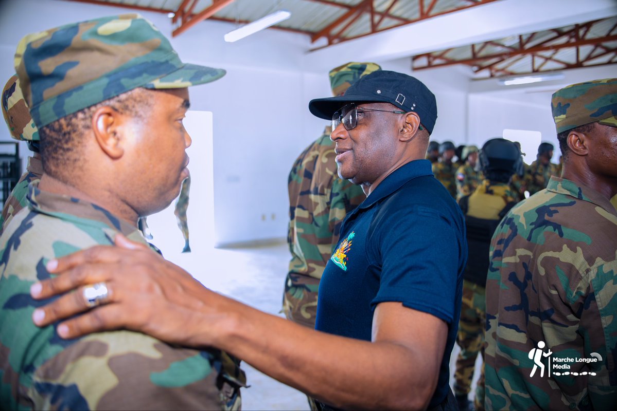 MarcheLongue's tweet photo. Ce jeudi 4 Juin 2026, le ministre de la Défense, Mario Andrésol, a effectué une visite à la base du CORGE/FAD’H au Bicentenaire, à Port-au-Prince, afin d’évaluer les infrastructures de l’unité et d’échanger directement avec les militaires qui y sont affectés. Cette démarche de proximité, affirme-t-il, a permis de recueillir leurs préoccupations, de constater leurs conditions de travail et de réaffirmer l’attention portée par les autorités aux besoins des soldats engagés dans l’accomplissement de leur mission.

Poursuivant sa tournée sur le terrain, le ministre s’est également rendu au centre-ville de Port-au-Prince, au contact des militaires déployés, en première ligne, dans les opérations de consolidation. Cette visite au plus près des zones d’intervention a permis, selon le ministre, d’apprécier les progrès réalisés dans la reconquête et la sécurisation des espaces stratégiques, tout en saluant la détermination des soldats engagés en première ligne aux côtés des autres forces de sécurité engagés sur le terrain.

#MarcheLongueMedia
