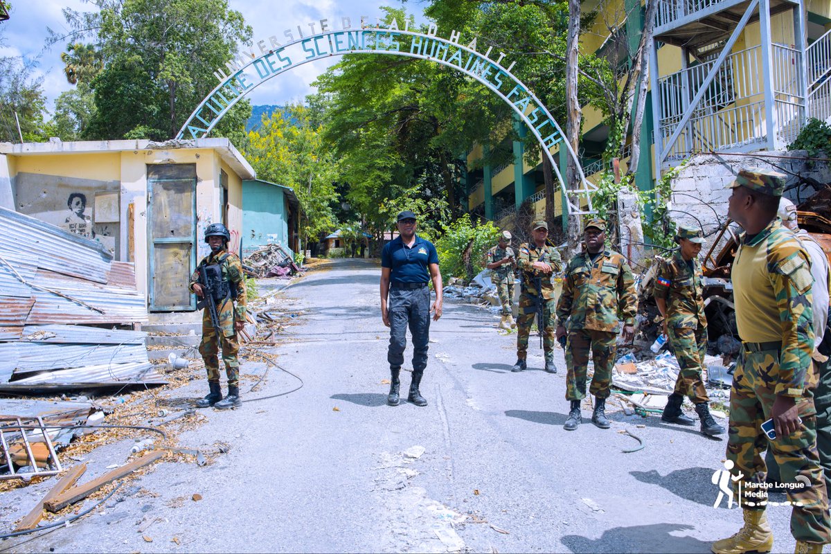 MarcheLongue's tweet photo. Ce jeudi 4 Juin 2026, le ministre de la Défense, Mario Andrésol, a effectué une visite à la base du CORGE/FAD’H au Bicentenaire, à Port-au-Prince, afin d’évaluer les infrastructures de l’unité et d’échanger directement avec les militaires qui y sont affectés. Cette démarche de proximité, affirme-t-il, a permis de recueillir leurs préoccupations, de constater leurs conditions de travail et de réaffirmer l’attention portée par les autorités aux besoins des soldats engagés dans l’accomplissement de leur mission.

Poursuivant sa tournée sur le terrain, le ministre s’est également rendu au centre-ville de Port-au-Prince, au contact des militaires déployés, en première ligne, dans les opérations de consolidation. Cette visite au plus près des zones d’intervention a permis, selon le ministre, d’apprécier les progrès réalisés dans la reconquête et la sécurisation des espaces stratégiques, tout en saluant la détermination des soldats engagés en première ligne aux côtés des autres forces de sécurité engagés sur le terrain.

#MarcheLongueMedia