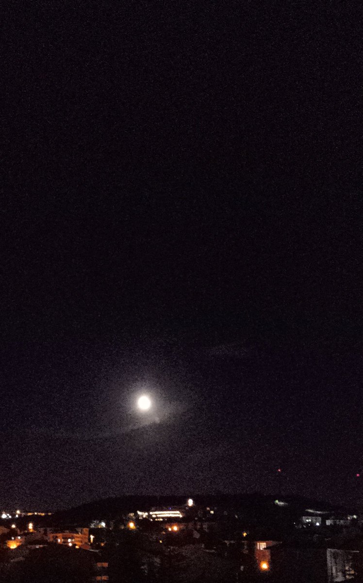 baykus2660's tweet photo. Ay mı geceye sarılmış yoksa 
gece mi Ay'a ne önemi var...
HGO https://t.co/QopXzo5WoB