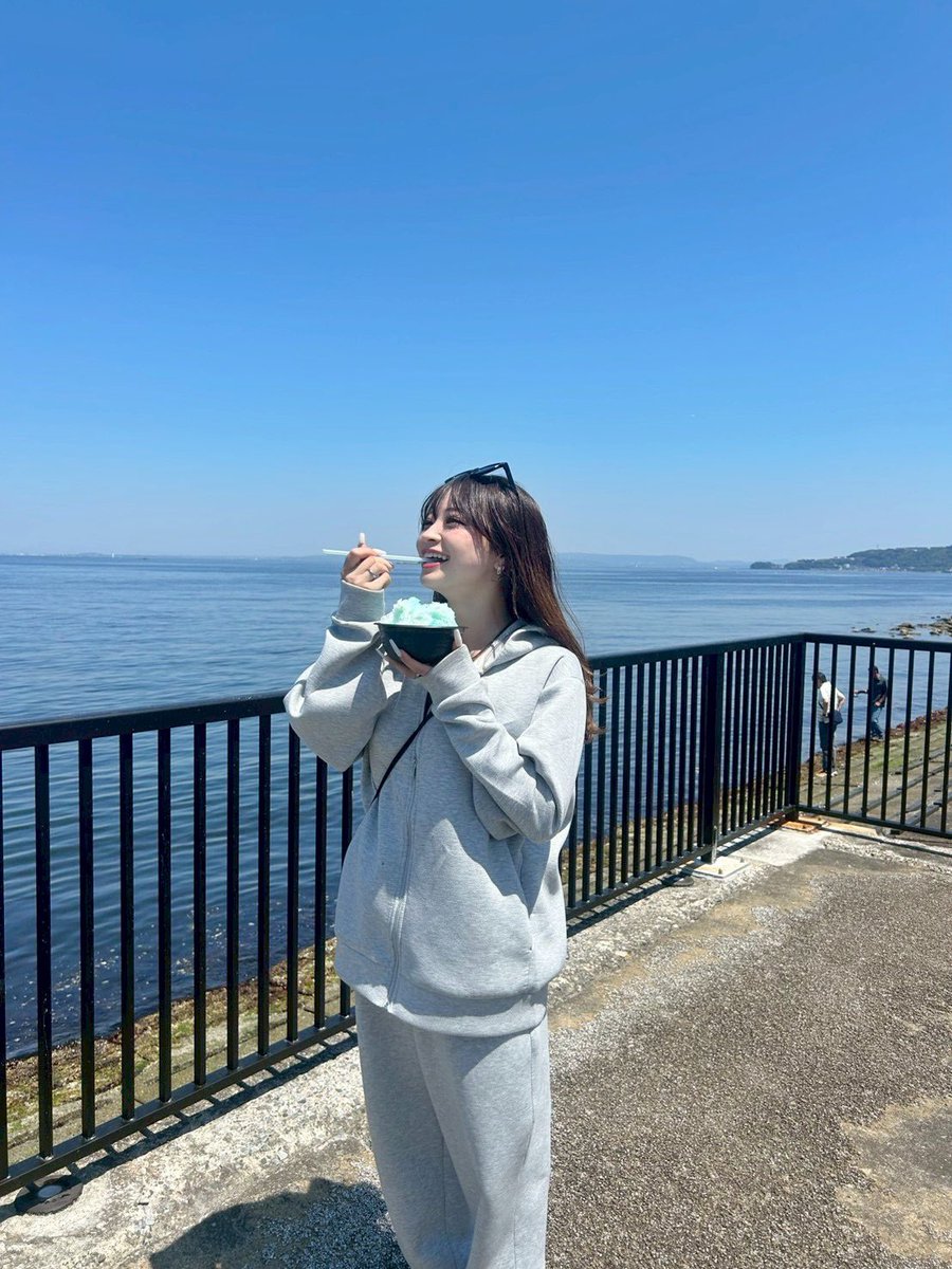 shiiiii_131211's tweet photo. 人生初の音楽フェス🎶

とにかく一日中暑くて、
気を抜いたら倒れそうでした😂

海の広がる素敵な場所で
爆音で生歌を浴びれる最高の場所🌊☀️

音楽フェスって沼すぎるっ！！ https://t.co/mk5XpuHhHh