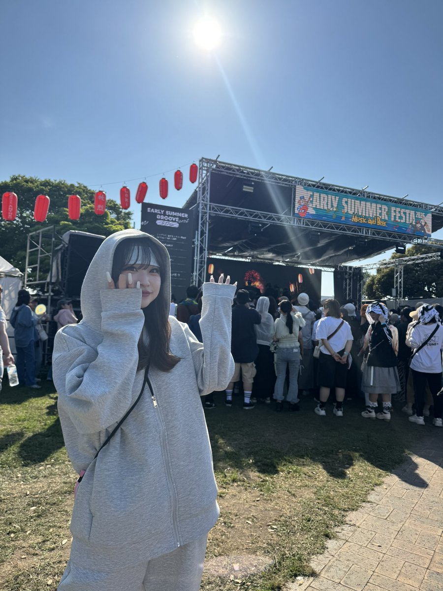 shiiiii_131211's tweet photo. 人生初の音楽フェス🎶

とにかく一日中暑くて、
気を抜いたら倒れそうでした😂

海の広がる素敵な場所で
爆音で生歌を浴びれる最高の場所🌊☀️

音楽フェスって沼すぎるっ！！ https://t.co/mk5XpuHhHh