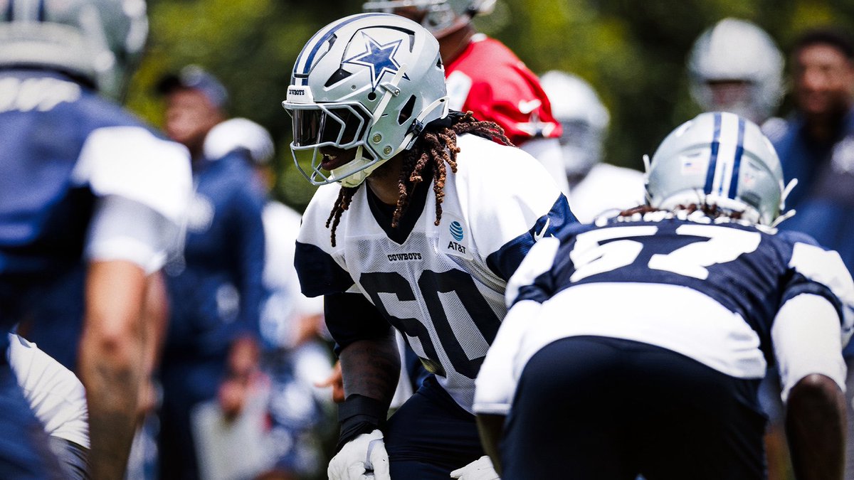BlueStarBrasil's tweet photo. O técnico Brian Schottenheimer anunciou que Tyler Guyton e Nate Thomas estão em uma competição para ser o left tackle titular do Dallas Cowboys.

Guyton, escolha de primeira rodada em 2024, tem 21 jogos como titular em duas temporadas, mas a inconsistência e as lesões abriram espaço para a disputa. Schottenheimer disse que Guyton é muito talentoso, talvez um dos atletas mais raros para o tamanho que tem, mas precisa de mais consistência.

Guyton, que perdeu o final da última temporada por causa de uma lesão no tornozelo, disse que passou a offseason focado em ganhar força. Ele também contou que Tyron Smith tem sido uma presença constante no The Star e tem ajudado muito o grupo de OL.

A competição segue nos treinos e deve se intensificar no minicamp obrigatório a partir de 16 de junho.