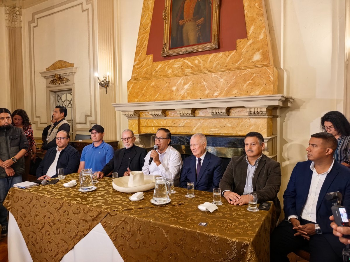 ernestozunini's tweet photo. ¡Juntos por el Perú! Roberto Sánchez recibió el respaldo de Ricardo Belmont, Alfonso López-Chau y George Forsyth, líderes políticos que coinciden en la necesidad de un gobierno de unidad y consensos para impulsar las reformas que millones de peruanos necesitan. Solo de esta forma lograremos combatir la inseguridad, la desigualdad, la inestabilidad y la impunidad que han imperado durante los últimos cinco años.