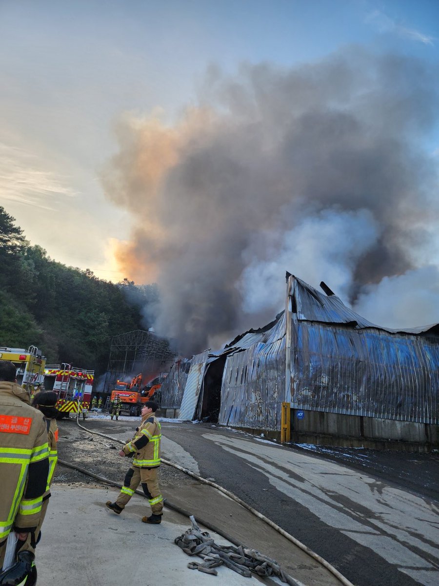 KoreanRedCross's tweet photo. 금산군 금북면에서 생활폐기물로 인한 화재가 발생했습니다. 대한적십자사는 유관기관과 긴밀히 협력하여 소방인력과 마을주민 150여 명을 대상으로 빵과 음료 등 부식품을 지원했습니다. https://t.co/AfpjSKm42f