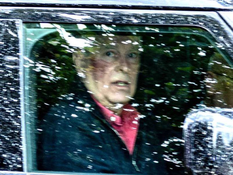 bralternativo_'s tweet photo. 🚨🇬🇧 Príncipe Andrew, mencionado nos arquivos de Jeffrey Epstein e desonrado, foi flagrado pelas câmeras com um grande hematoma no rosto. https://t.co/qqw4ITN0rM