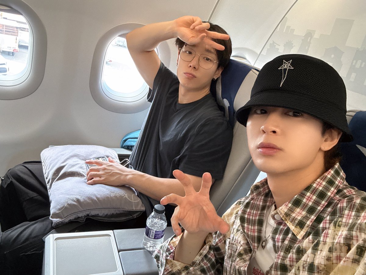 jiwonmuse's tweet photo. iKON otw macau!!!! mathyung berisik bgt dari pagi update terus, safe skies konys 🫠🖤

jinhwan pake kacamata gede yang bobby pake di yeungnam fest trus dia bilang “ini punya gue sekarang” WKWKWKW 😭😭 https://t.co/M7lxIYukaP