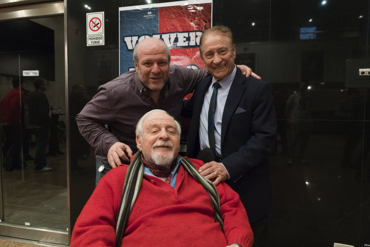 sergiocriscolo's tweet photo. 💫 Fue el ídolo de toda una generación de cuervos y cuervas, entre ellos de mi viejo.
❤️ Pude conocer a José "Nene" Sanfilippo gracias a su participación en mi película Volver a Boedo, donde mientras cuenta una anécdota de su padre se pone a llorar sin parar; hizo llorar a todo el cine, en todas las funciones. 
😊 En el estreno de Volver a Boedo mi viejo se quedó charlando bastante con quien fue su ídolo de la juventud. El Nene estaba feliz de hablar con alguien que habia disfrutado de sus gambetas y sus goles. Todo valió la pena.
✨️ Tengo en el archivo toda la entrevista, de la que pude utilizar muy poco en la película. Me gustaria rescatarla y ponerla online para que la puedan disfrutar quienes así lo deseen
⚽️ Fue un crack, también un tipo bravo, con mucha personalidad y muy carismático.
💔 Se fue una de las máximas glorias de San Lorenzo. Que descanse en paz.
#sanfilppo #sanlorenzo #nene