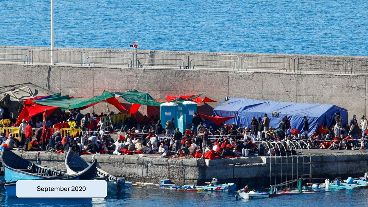 darenci's tweet photo. EL MUELLE DE LA VERGÜENZA. 
Los policías tenían miedo. Como todos. Miedo al Covid. Nadie quería estar cerca de personas que llegaban de África sin vacunar. Por eso se les llevó al muelle. Allí corría más el aire y se podía guardar distancia. https://t.co/mPZoN0TTnP