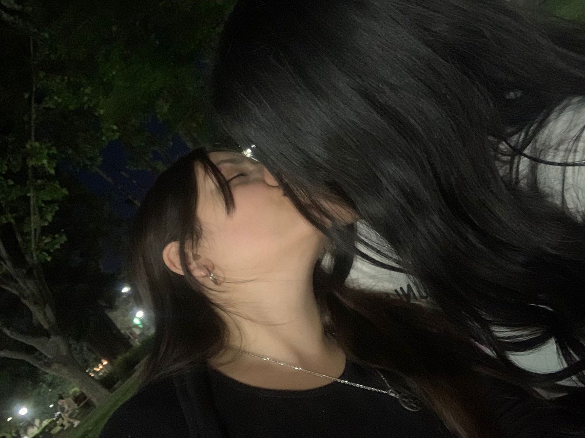 yoyokseok's tweet photo. que lindo es ser mujer y amarla a ella https://t.co/svvKtrFkf8