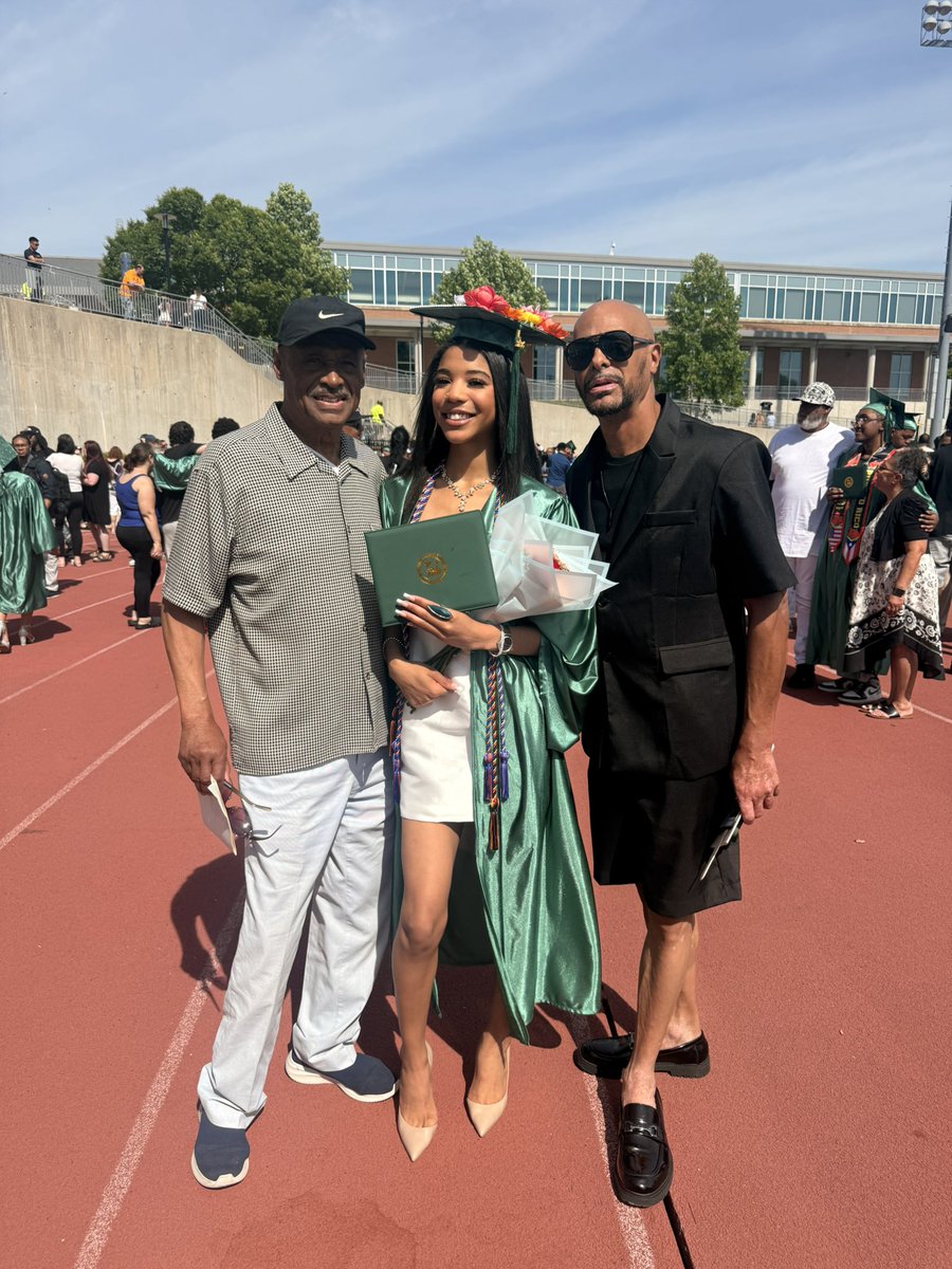 ohmayaaa_'s tweet photo. Proud of you little sis 🩷🤞🏻next up college ⭐️ https://t.co/f13FLbBCEI
