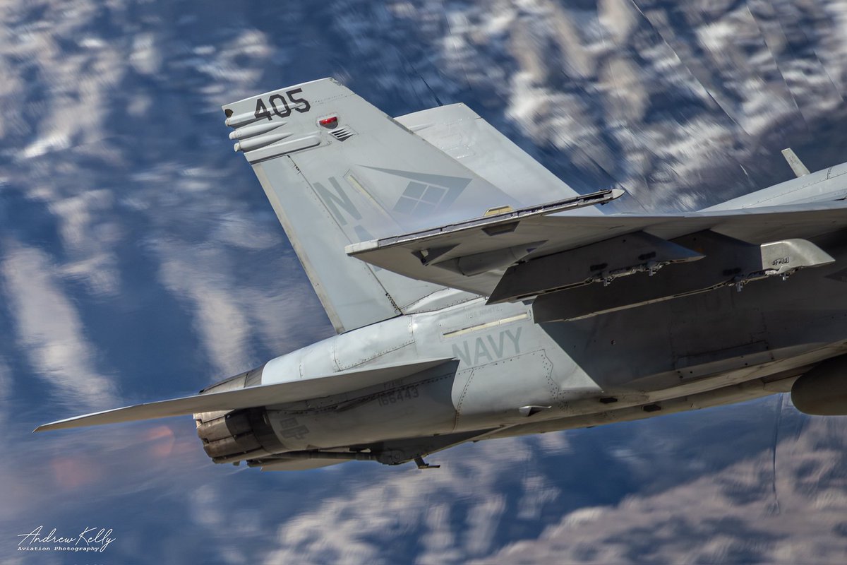andrewkphotos's tweet photo. Blue Diamond F/A-18 Super Hornet low over the desert in California. Shockwave was visible as it passed! (2nd image) https://t.co/NFQdWBK5nf
