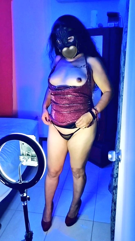 KARLY_HW2's tweet photo. Nomas xq estoy aburrida vamos a hacer como un Juego de Cuanto Ofrecen😋
O hacemos VideollamadaHot 🔥
Manden MD, Los Leo ! https://t.co/I1UMKD2VUz