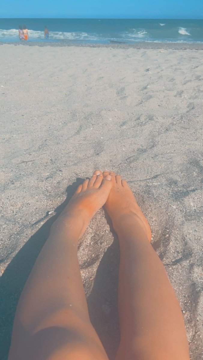 nillamilfshakee's tweet photo. Beach babe ☀️✨ #beach #feet #SummerV18es https://t.co/Yz5kMwMPtn