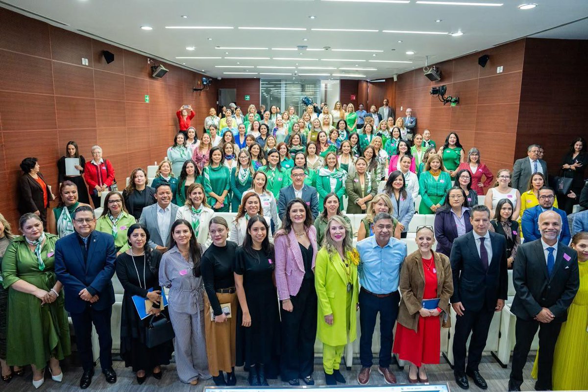 homerodav's tweet photo. El Mundial 2026 va a traer oportunidades como pocas veces hemos visto, y las mujeres mexicanas tienen que estar al frente de ellas.

Qué gusto ver a tantas mujeres empresarias compartiendo experiencia, haciendo alianzas y viendo hacia adelante. Mi reconocimiento a la @AMMJE por el trabajo que realiza todos los días y al senador @alejandromurat por acompañarnos.

Porque cuando el balón vuelva a casa, también queremos ver a más mujeres ganando terreno en la economía de México.

#VamosAdelante