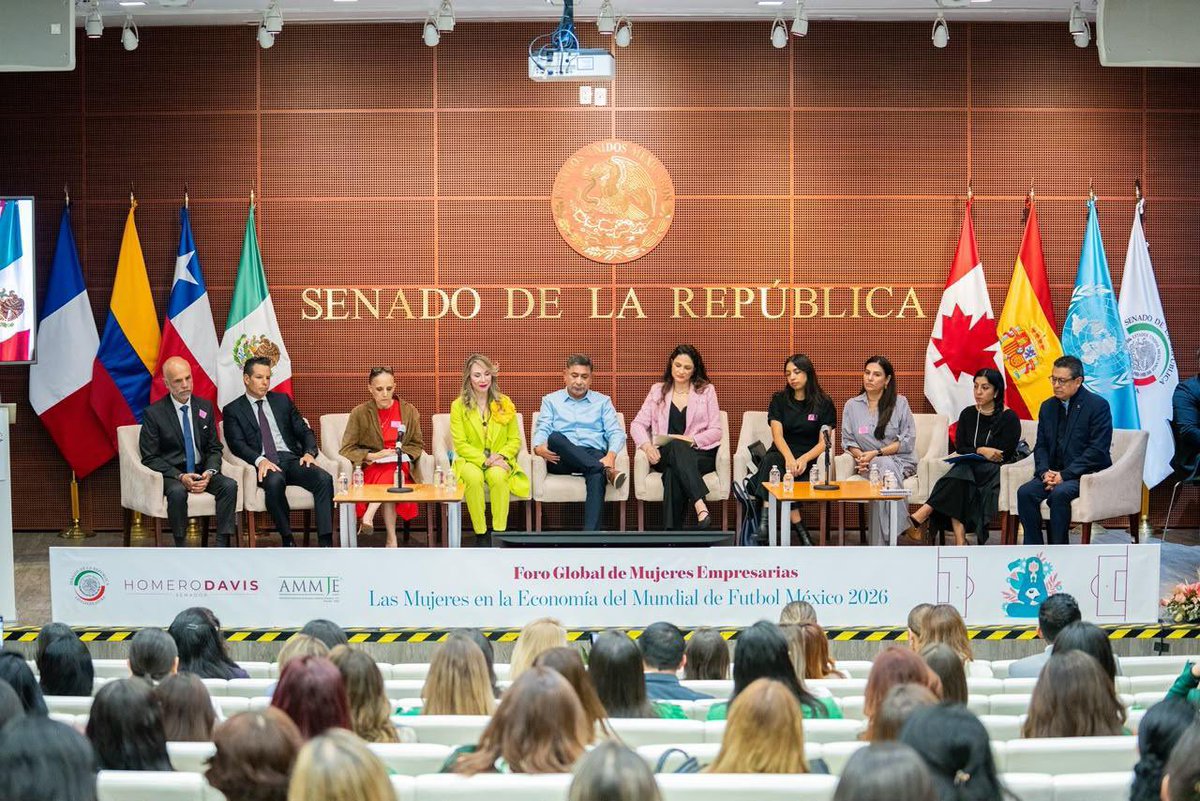 homerodav's tweet photo. El Mundial 2026 va a traer oportunidades como pocas veces hemos visto, y las mujeres mexicanas tienen que estar al frente de ellas.

Qué gusto ver a tantas mujeres empresarias compartiendo experiencia, haciendo alianzas y viendo hacia adelante. Mi reconocimiento a la @AMMJE por el trabajo que realiza todos los días y al senador @alejandromurat por acompañarnos.

Porque cuando el balón vuelva a casa, también queremos ver a más mujeres ganando terreno en la economía de México.

#VamosAdelante