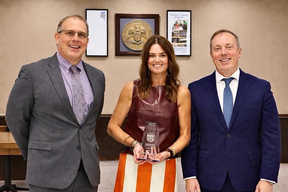 DCSeNews's tweet photo. DeSoto County Schools congratulates Mrs. Ashley Bryant for being awarded the MS Spelling Bee Coordinator of the Year! @dcs_hr #BeTheStandard #TeamDCS https://t.co/5b3THkT7QK