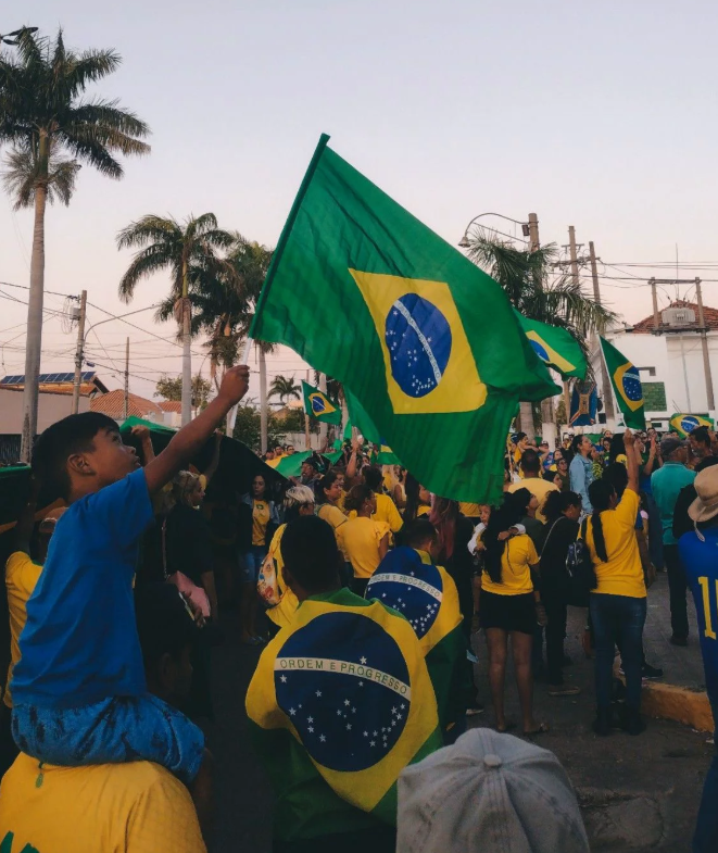 republiqueBRA's tweet photo. 💫 🇧🇷 Pré-candidato à Presidência Renan Santos afirma que, se eleito, adotará uma postura sem perseguição a opositores e defenderá a cooperação entre diferentes grupos, inclusive adversários ideológicos, desde que sejam “úteis” para a execução de um projeto de país. https://t.co/6RERnRxfp5