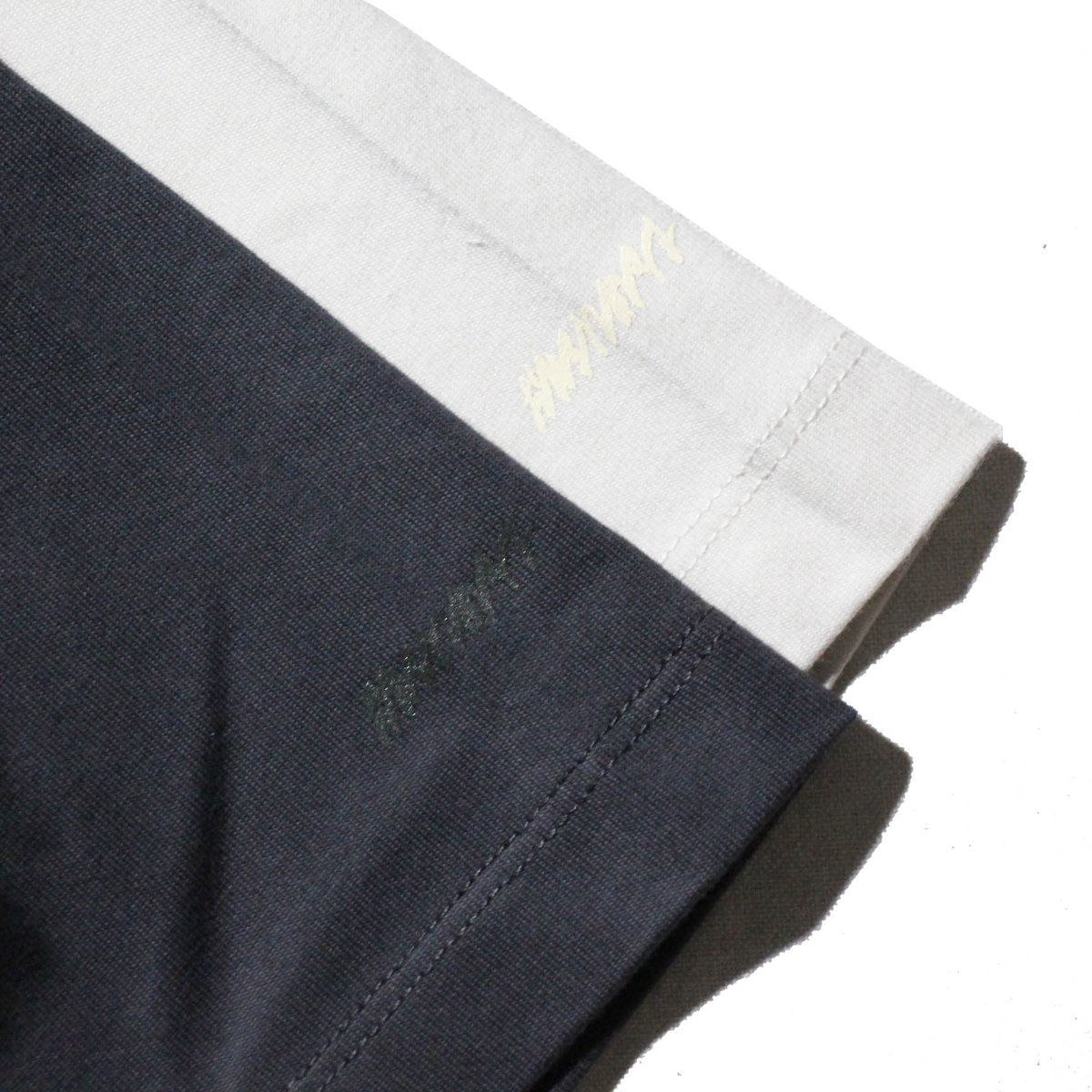donotfind's tweet photo. 🆕【6/11受注締切｜6月下旬発送予定】
OilDayMark T-SHIRTS
POPY OILデザインによる「OILMARK」にコラージュを重ねた、アートワークが映えるTシャツです。 カラーは2色展開。フロントには OILWORKS CLASSICS、両袖には OILWORKS（おいるわあくす） の文字をプリント。
https://t.co/peHfxiHnrJ https://t.co/05qHXfRPZD