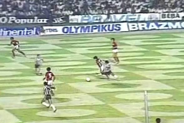 VARdo7a1's tweet photo. Uma mentira contada há quase 45 anos...

Não é verdade que o Flamengo roubou o Atlético Mineiro na Semi Final da Libertadores de 1981. Contra um dos melhores times da história, restou ao Atlético Mineiro bater até os jogadores do Flamengo entrarem na pilha. 

O Flamengo não entrou na pilha do Atlético Mineiro, então o José Roberto Wright teve que tomar uma atitude.

Chamou os capitães de cada clube e disse que na próxima entrada por trás expulsaria um jogador. Minutos depois o Reinaldo acerta uma tesoura criminosa no Zico e é expulso.

O que aconteceu depois foi choro e desespero de um time que foi para o campo bater, enquanto o Flamengo queria jogar bola. 

Hoje em dia não tem árbitros do mesmo nível do José Roberto Wright.