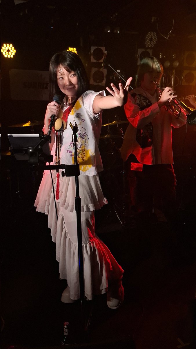kinotaku666's tweet photo. 両国にて大門オーケストラ。

観るのは2回目。大所帯の見た目もサウンドも派手なステージはまさにエンターテイメントでした。
そんな彼らが狭い場所だとどんなライブをするのかも気になるし彼らの地元足利のホームタウンでのワンマンも観たくなる。
#大門オーケストラ　#daimonorchestra https://t.co/79pzpnzJh2