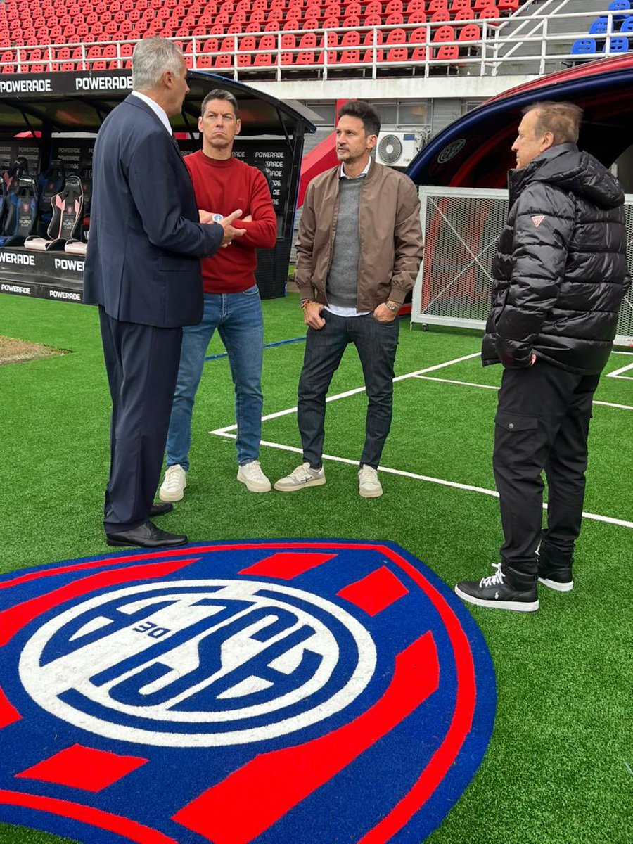 MarceCulotta's tweet photo. Primer día como Pte de San Lorenzo.  Gracias a todos por el respeto en este inicio de gestión donde nos presentamos como dirigentes. 
AvLP 1700 y Ciudad Deportiva, serán a partir de hoy lugares donde nos vamos a cruzar como fue siempre, solo que en otro rol pero con la misma pasión de siempre por nuestro querida institución. Codo a codo para ordenar, estabilizar a San Lorenzo y desde ahí para crecer sin límites. 
Es con todos los que aman al club.
