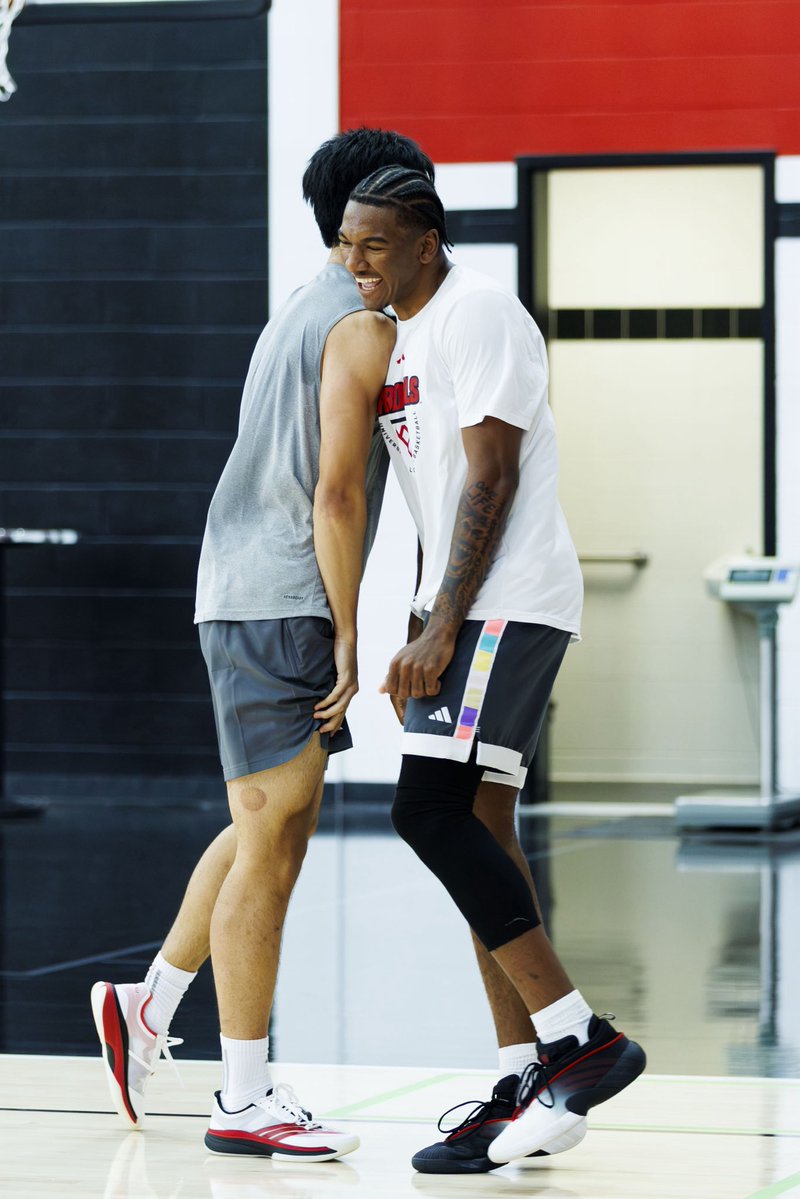 LouisvilleMBB's tweet photo. Here for the Week 1 vibes 🤙

#GoCards https://t.co/5FId7XMZYs