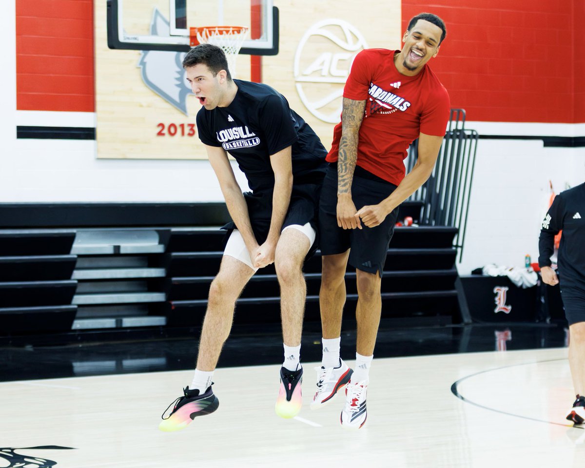 LouisvilleMBB's tweet photo. Here for the Week 1 vibes 🤙

#GoCards https://t.co/5FId7XMZYs