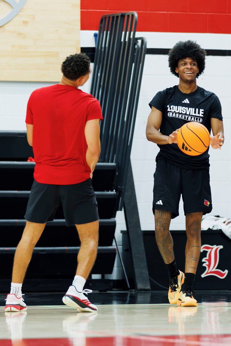 LouisvilleMBB's tweet photo. Here for the Week 1 vibes 🤙

#GoCards https://t.co/5FId7XMZYs