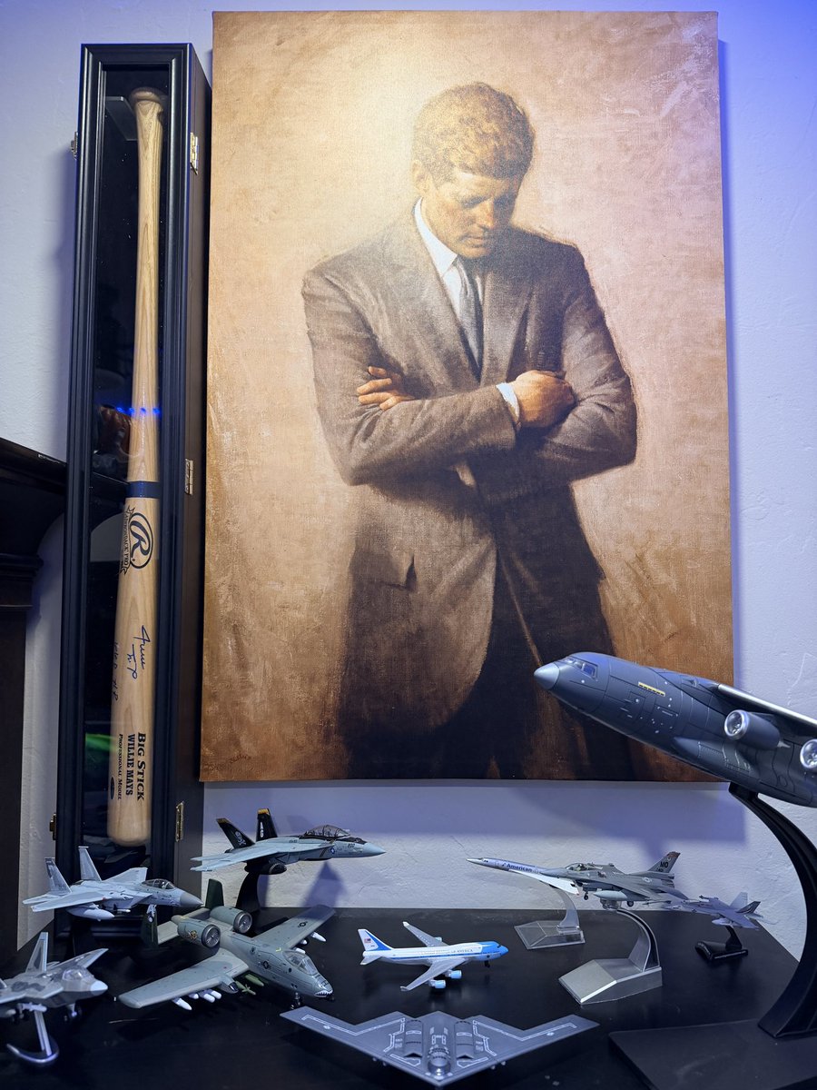 RyanShead's tweet photo. Don’t worry Trump muppets, I have the portrait of President Kennedy, too. 🤫 https://t.co/KGsGmlWlcr