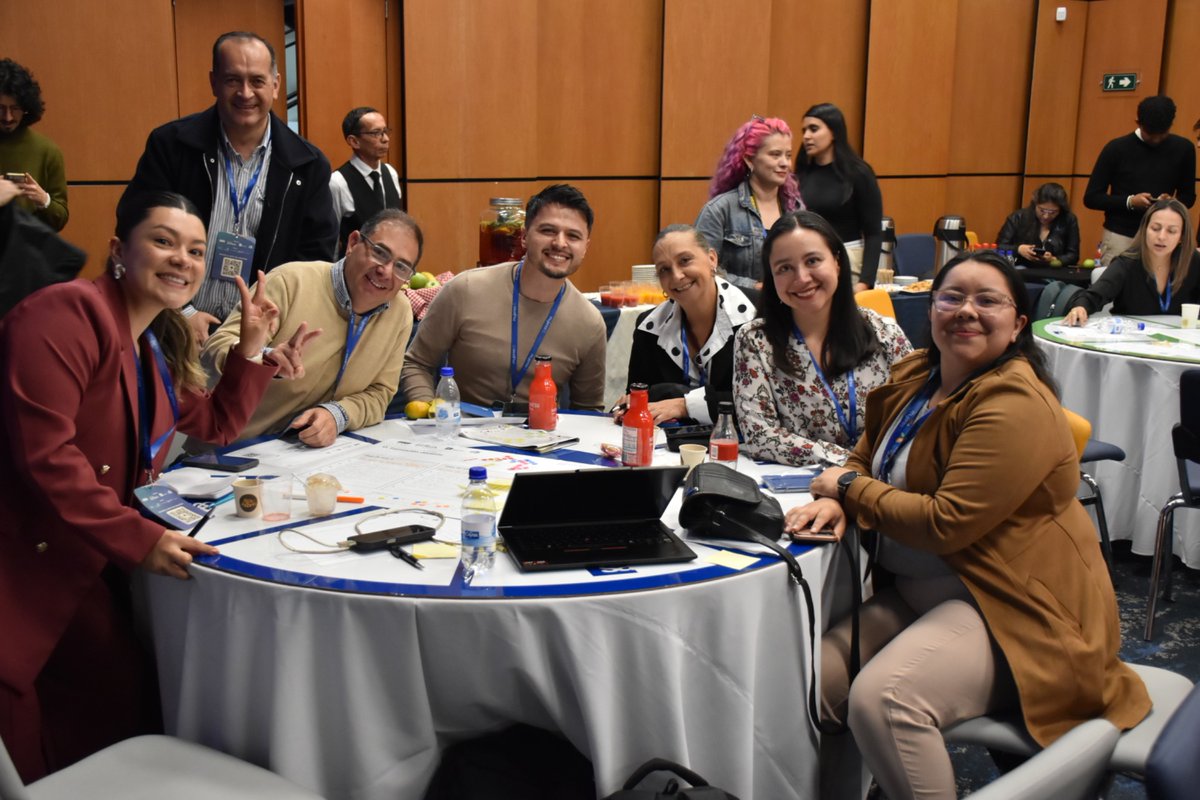 ETB's tweet photo. ¡Pasamos del diagnóstico a la acción!

En el #EncuentroK12, +100 líderes nos reunimos para diseñar soluciones en infraestructura, IA y formación docente hacia el 2030. ¡La tecnología es el medio para cerrar brechas sociales!

Junto a Colombia EdTech, Nogales+ y ASCOFADE. 🤝 https://t.co/hiS4TmBjY3