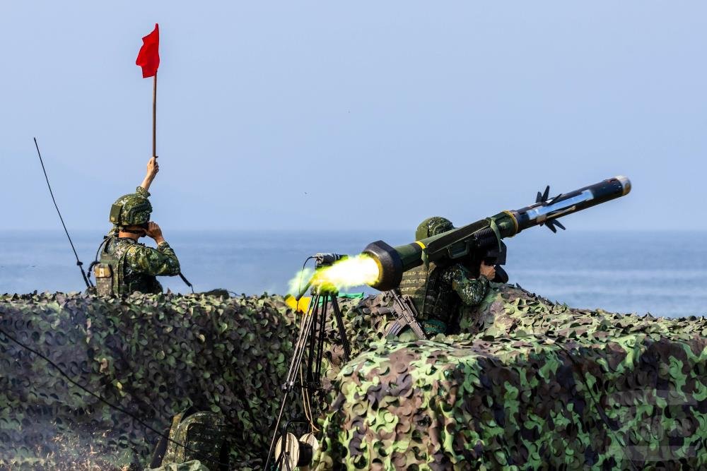 TaiwansDefense's tweet photo. The 🇹🇼Republic of China Army conducted firing exercises for Altius-600M loitering munitions and FGM-148 Javelin anti-tank guided missiles in Yilan, northeastern Taiwan, on 6/3.

(Military News Agency) https://t.co/LeLhzf5MI8