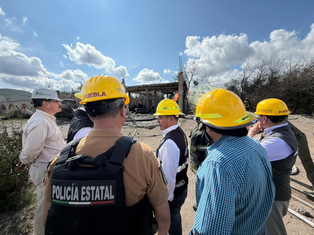 Gob_Puebla's tweet photo. 🚨 Atención oportuna y cercana para proteger a la población.

Tras la explosión en Tepeaca, el mandatario @armentapuebla_ mantiene presencia y seguimiento directo a las acciones de seguridad, control e investigación 🔎🚒🛡️🏘️🤝.

Con la participación de los tres órdenes de gobierno, se actúa con firmeza para esclarecer los hechos, reducir riesgos y garantizar tranquilidad a las familias.

#PorAmorAPuebla 
@Claudiashein @GobiernoMX @GN_MEXICO_ @SEMAR_mx @Segob_Puebla @Pemex @SSPGobPue @FiscaliaPuebla