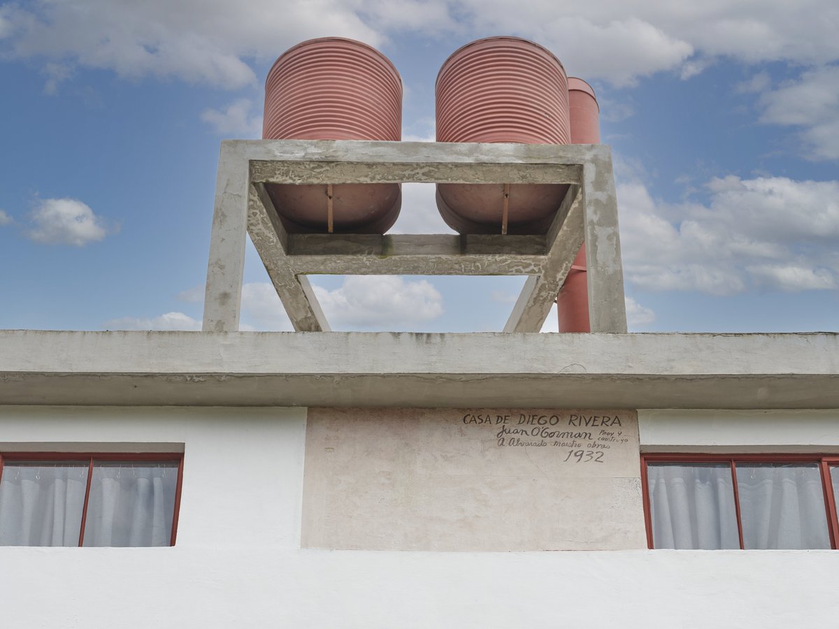 museoestudioDR's tweet photo. 🖊Juan O' Gorman firmó dos de las tres casas funcionalistas que construyó. La primera fue la casa Cecil O' Gorman, la segunda fue el estudio de Diego Rivera.

La próxima vez que nos visites podrás observarla desde afuera sobre la calle de Altavista. 
¿Ya la conocías? 👀 https://t.co/C9selnKTWM