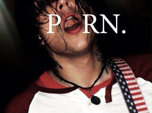 girl0fsorrows's tweet photo. Uma thread de apreciação à boca sugestivamente aberta de frank iero https://t.co/oHLGU8didC