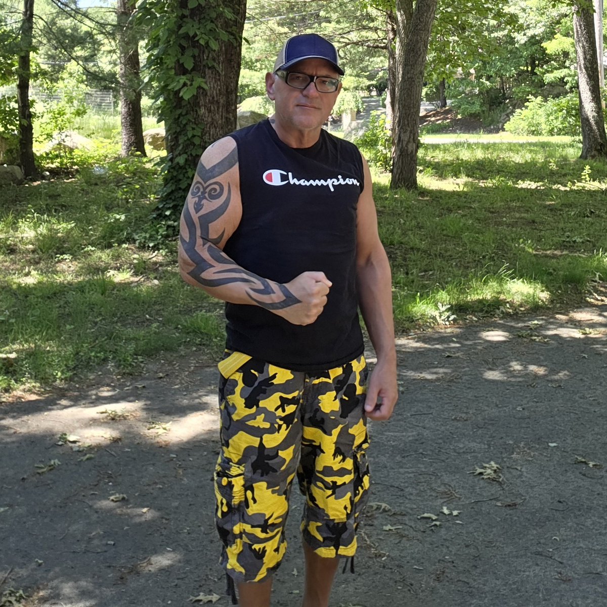 TheBigAngry's tweet photo. Sun's out guns out https://t.co/7LvWWz382e