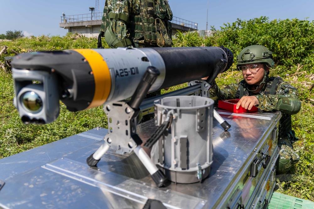 TaiwansDefense's tweet photo. The 🇹🇼Republic of China Army conducted firing exercises for Altius-600M loitering munitions and FGM-148 Javelin anti-tank guided missiles in Yilan, northeastern Taiwan, on 6/3.

(Military News Agency) https://t.co/LeLhzf5MI8