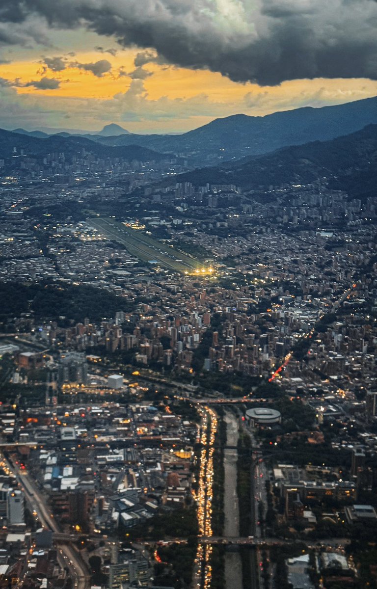 VelasquezMao's tweet photo. La Macarena, el aeropuerto y al fondo Cerro Bravo, del municipio de Fredonia. 📸⛰️🌆🍀😍 https://t.co/5KyRnOdWns