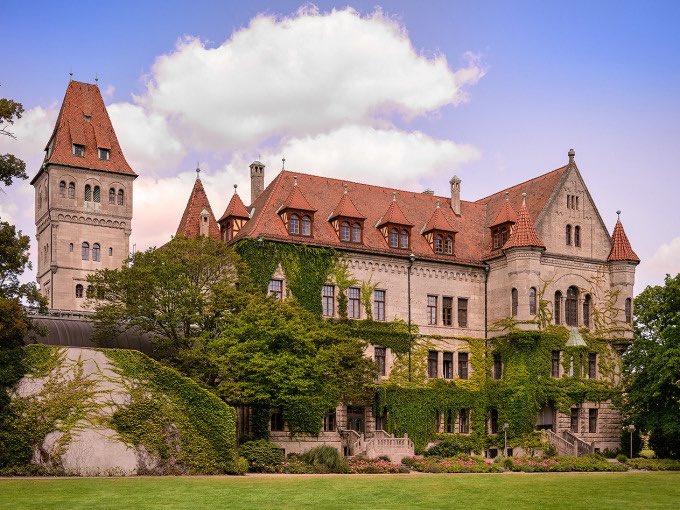 aidamars's tweet photo. can’t get over the fact that faber-castell has its own castle in germany. 🤯
they do events and meetings there. https://t.co/SuD4GTl72Y