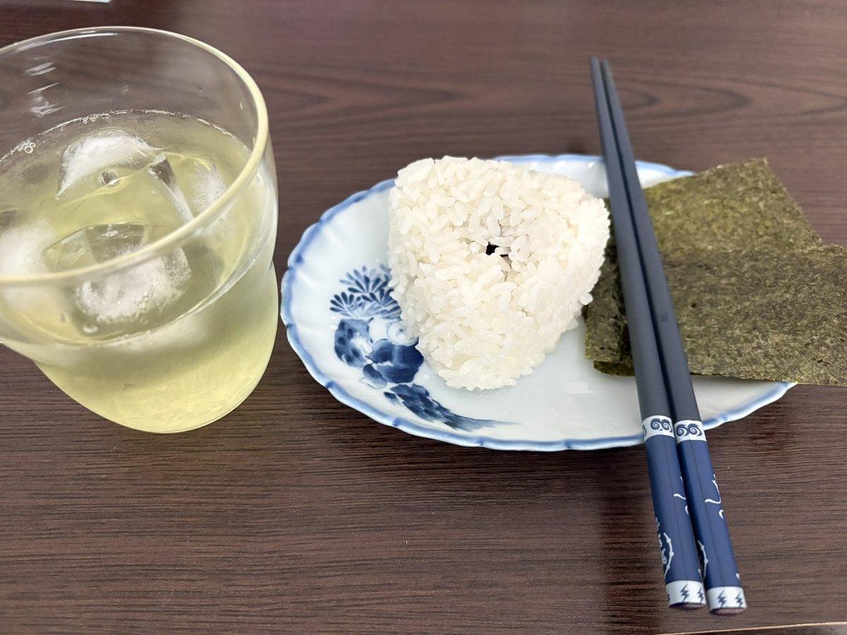 osauto's tweet photo. おおおおにぎりが食べたいんだな🍙
おはようございます☀
今日は晴れるんかい∑(ﾟДﾟ)
ロケの時雨だったのに…

#朝ごはん https://t.co/Uri1p4f2ev