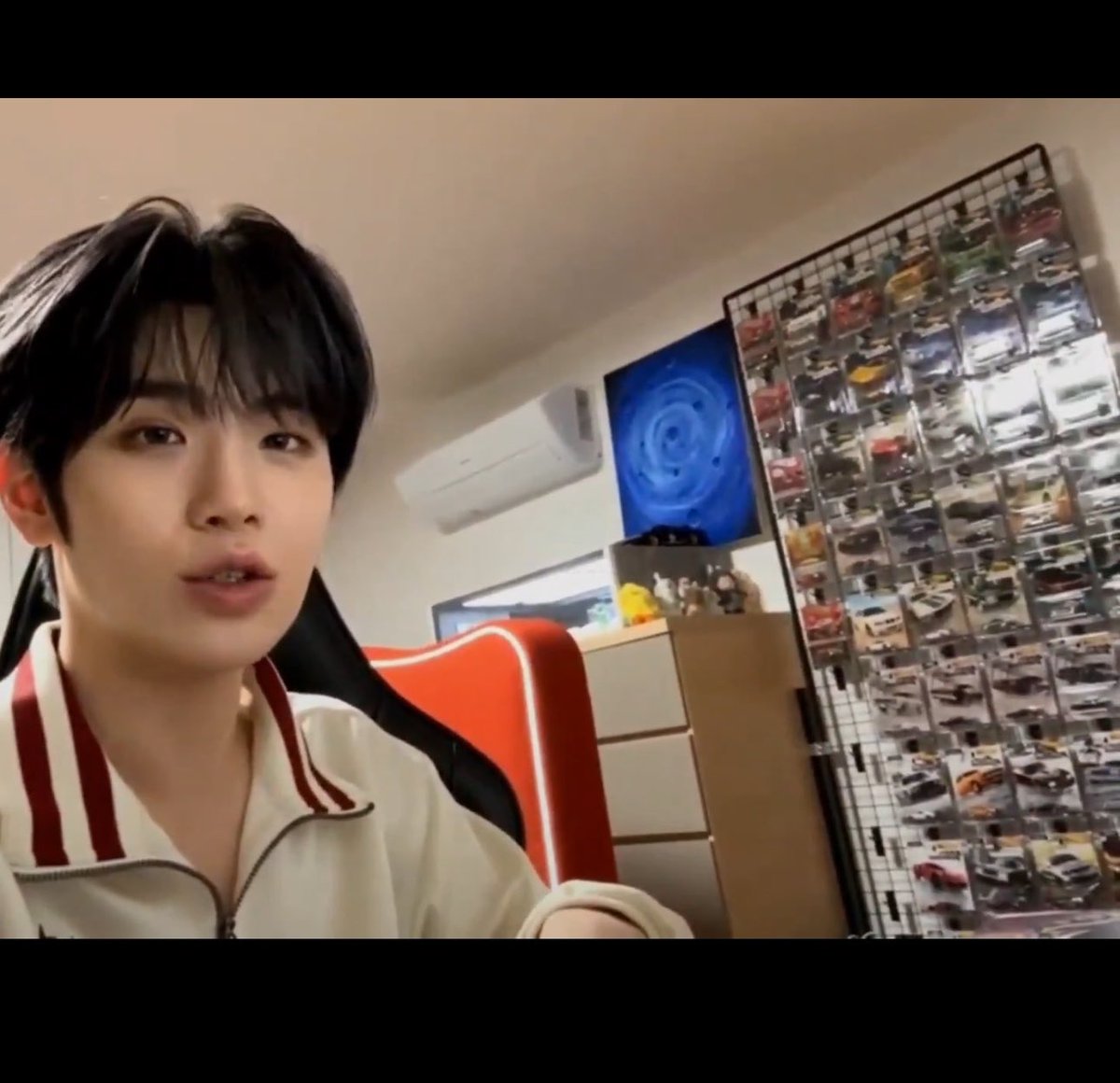 TreeTimeBek's tweet photo. @Zerose_ars Wait isn’t the door on the side of the wall next to the desk because he showed his car collection  AKA his door opens up to his desk to the left and then headboard 🥲 https://t.co/yW9a56W9eW