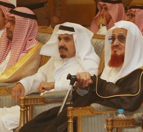 AliAlayash's tweet photo. ياله من لقاء توقعنا جماله فوقع علينا جمالا فوق الجمال أستاذنا @halkadi فقد أخذتنا من رحلة الكلمة وجمال الحرف وأرجعتنا لذكريات كنتَ بالكلمة ونحن  أمامك من ذاكرة عدستي 2016 التي تشرفت بك واليوم في 2026 ننهل من دوحتك الغناء تحت ظلال #نادي_وسم_الثقافي الوارف @wasmalthaqafy https://t.co/DVpwfwnrC8