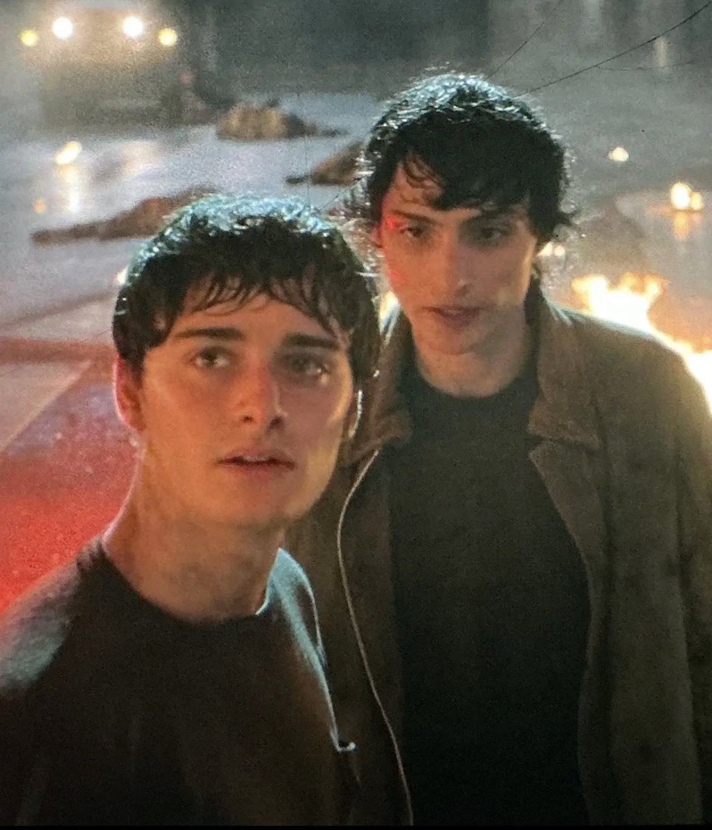 wisesorcadin's tweet photo. will loves his personal space, mike also loves will’s personal space https://t.co/Q2ORIyWI4V