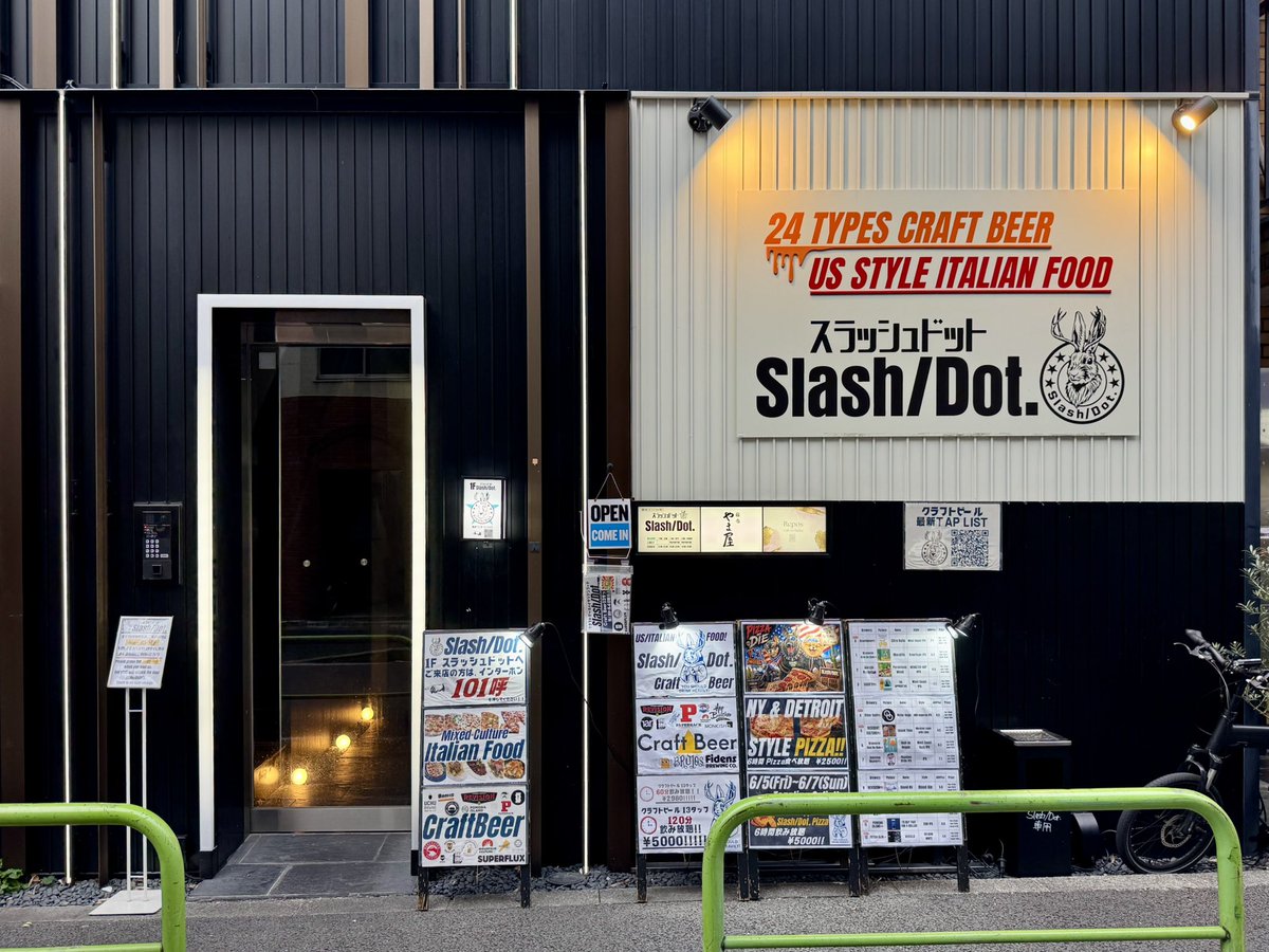 beermaps's tweet photo. 【注目イベント開催🔥】麻布十番の「Slash/Dot.」を再プッシュ👊🏻樽生は国内外ブルワリーから12TAP、缶やボトルも50種以上を取扱い🍺生地にこだわった自家製ピザなどフードも魅力です🍕本日よりあのToppling Goliathのクラフトビールを6時間飲み放題でなんと5,000円👀最高に狂ってます😇#ビアマップス https://t.co/0Bkh63XueZ